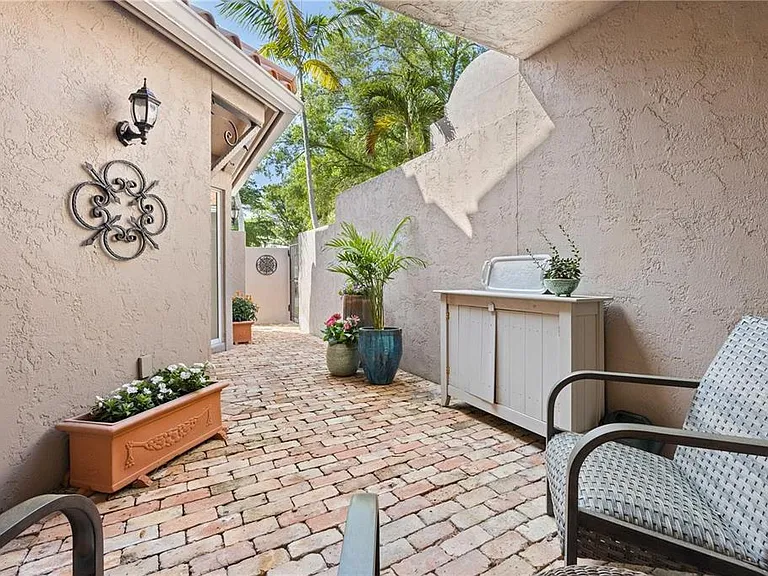 200 Cocoanut Ave #5 — Photo 3