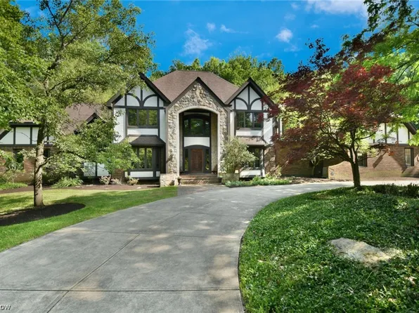 100 Easton Ln, Moreland Hills, OH 44022