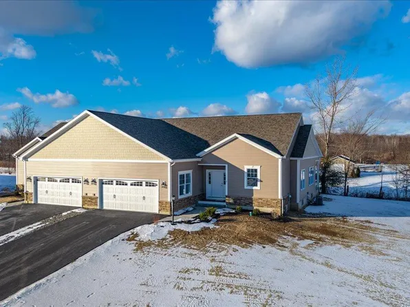 1 Elena Court, Halfmoon, NY 12118