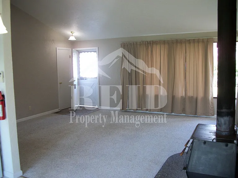 83 NW Nichols Ave — Photo 3