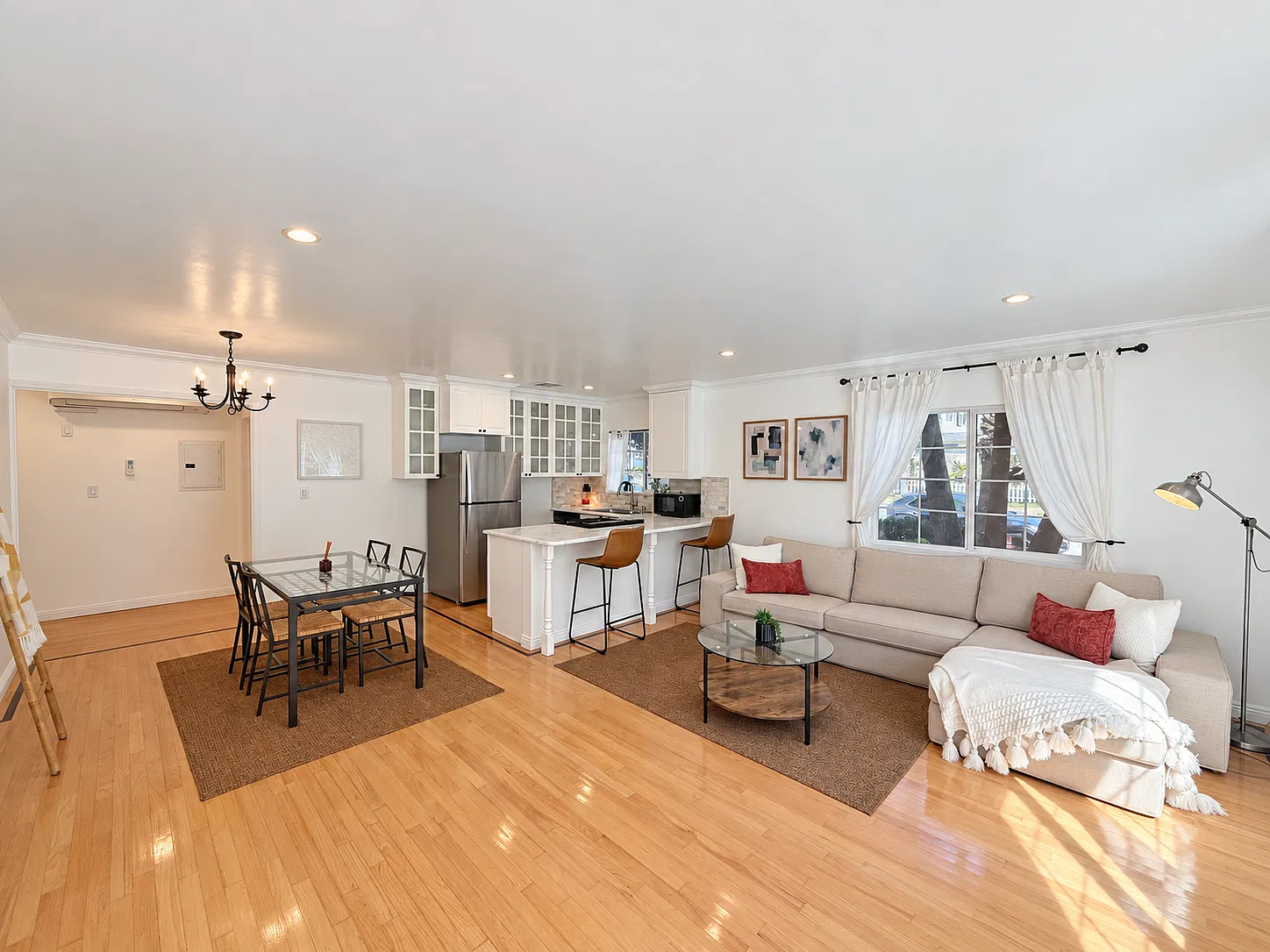 2 bed, 1200 sqft, $5,300 — Photo 2