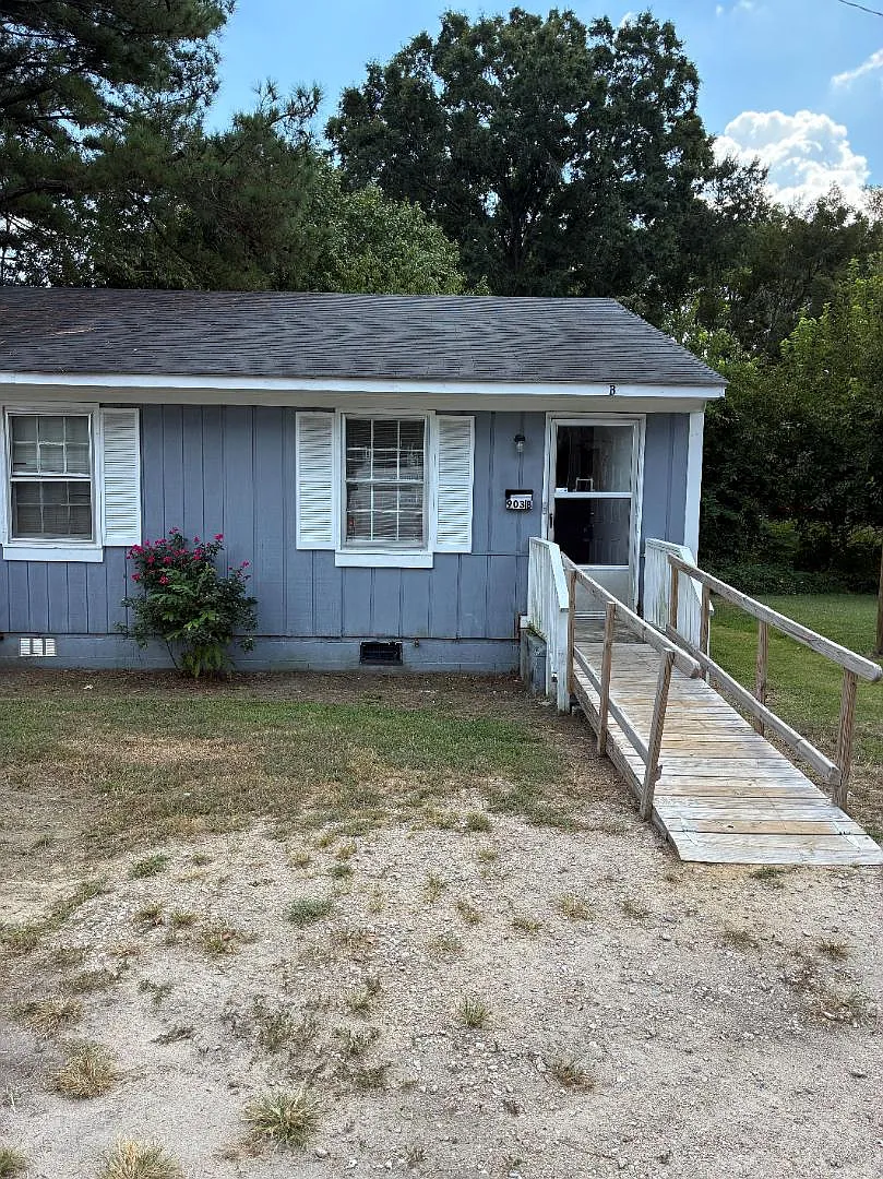 903 Lodge Street - B — Photo 1