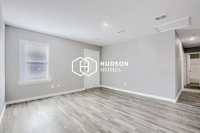 3 bed, 2.0 bath, 872 sqft, $925 — Photo 3