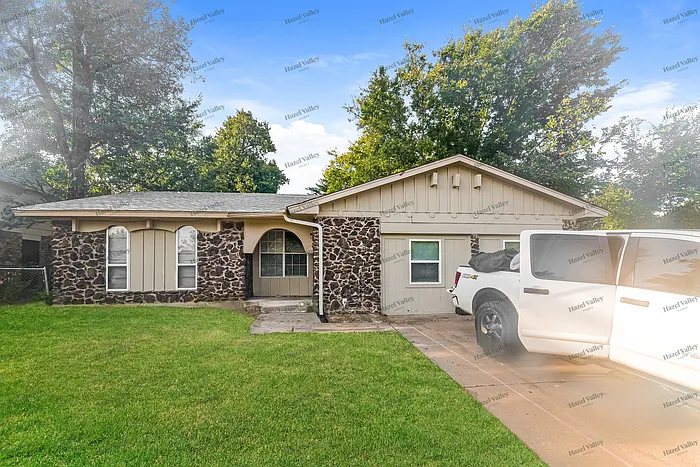 3 bed, 1.5 bath, 1363 sqft, $1,595 — Photo 2
