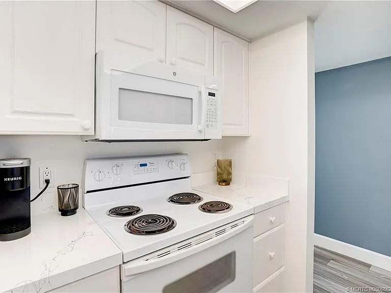 5601 NE Gulfstream Way — Photo 37