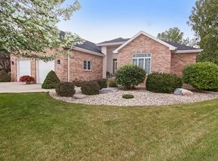 907 Legends Dr, Waunakee, WI 53597