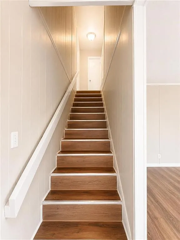 2 bed, 1.0 bath, 2000 sqft, $1,050 — Photo 3