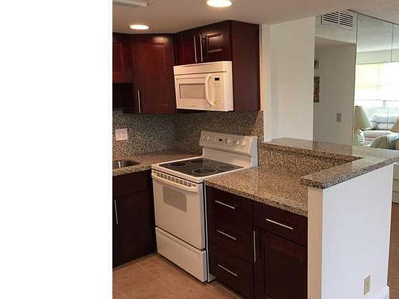 3rd image of 111 Golden Isles Dr #10