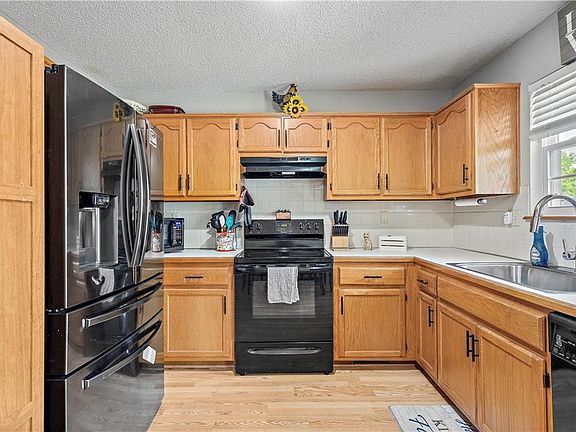 3rd image of 203 SW Cross Creek Dr