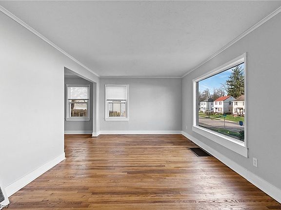 3rd image of 947 Roslyn Ave