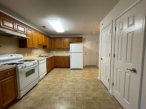Kitchen & Dining Area