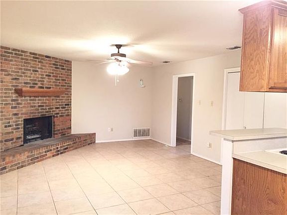 4th image of 2410 Woodhaven Dr