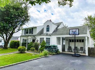 70 Parkside Dr N, Levittown, NY 11756