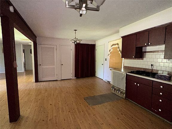 3rd image of 848 S Washington St