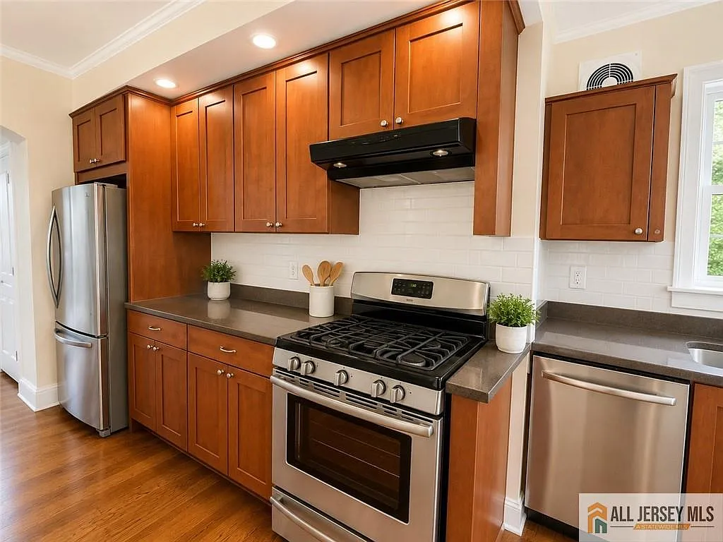 5 bed, 4.0 bath, 2202 sqft, $7,800 — Photo 4