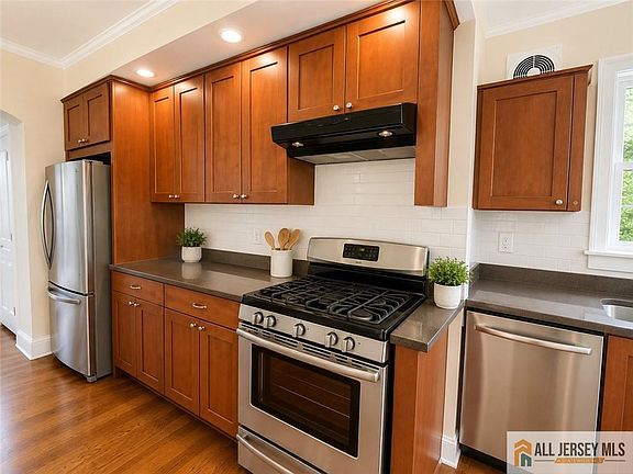 4th image of 161 Nichol Ave