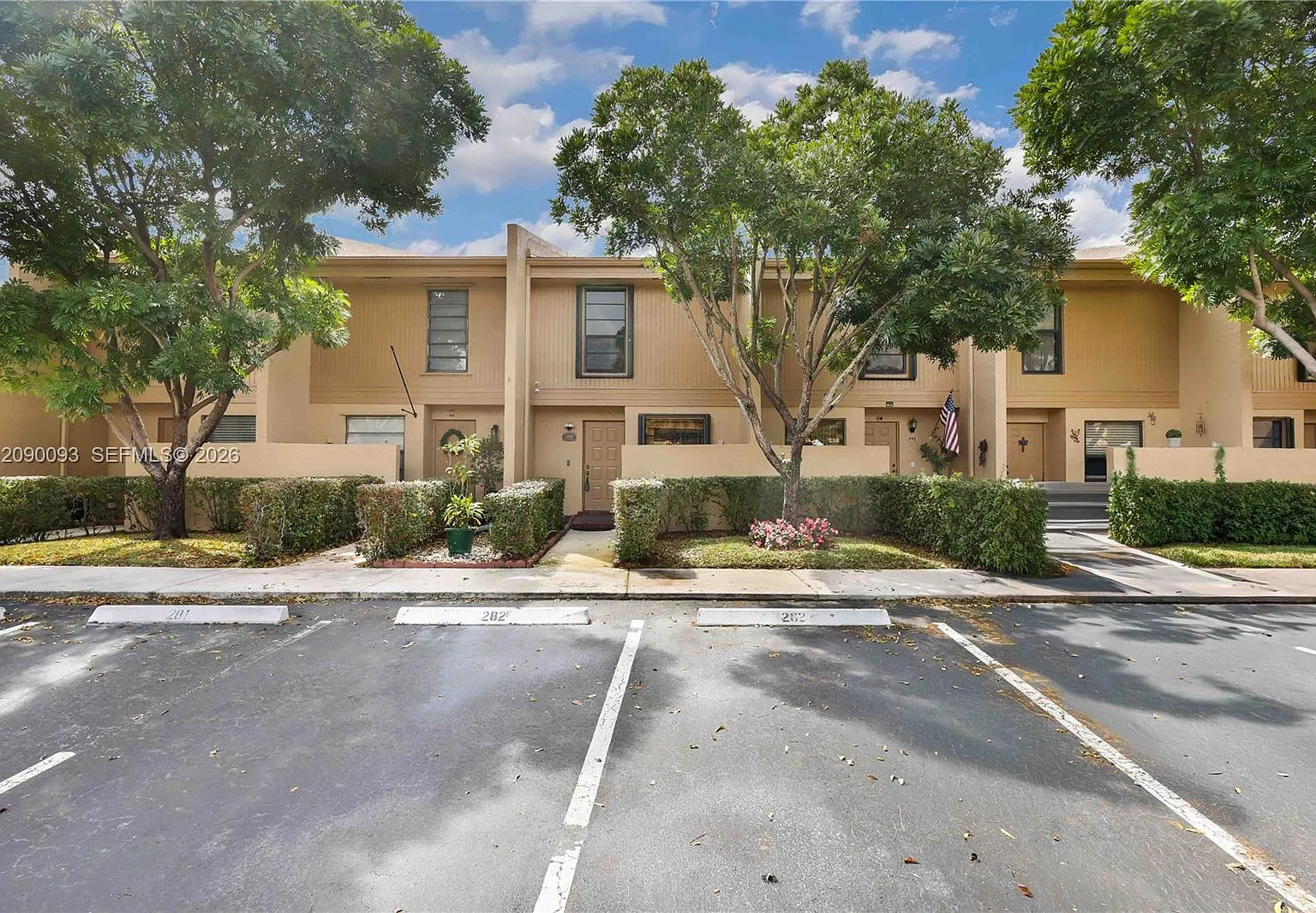 Westview Condominium No T — Photo 1