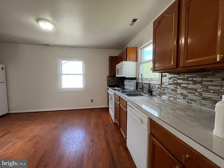 5309 Mitchell St — Photo 9