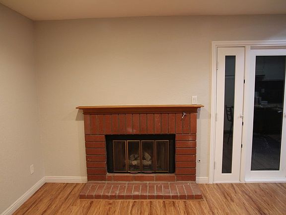 Gas fireplace