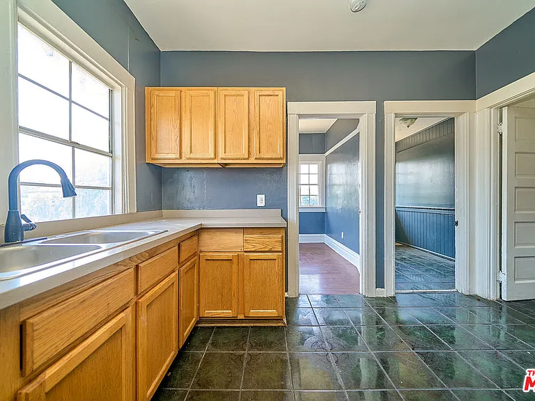 1347 Valencia St — Photo 17