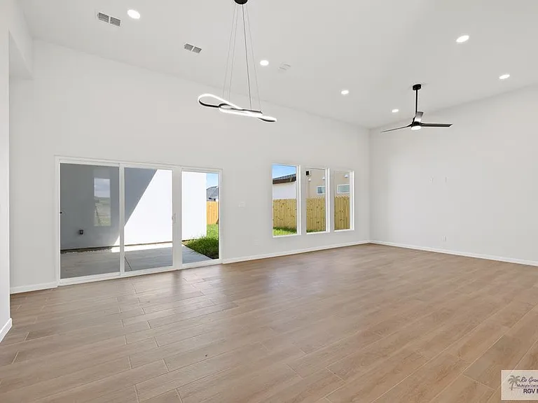6934 Diamond Cove Dr — Photo 3
