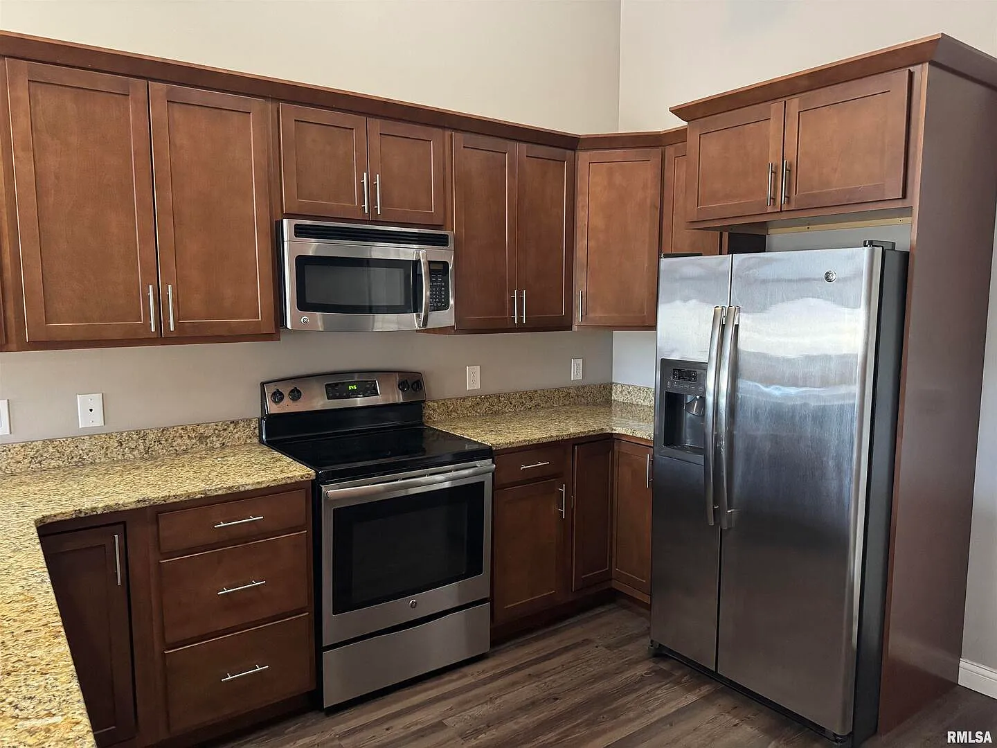 2 bed, 1200 sqft, $1,350 — Photo 2