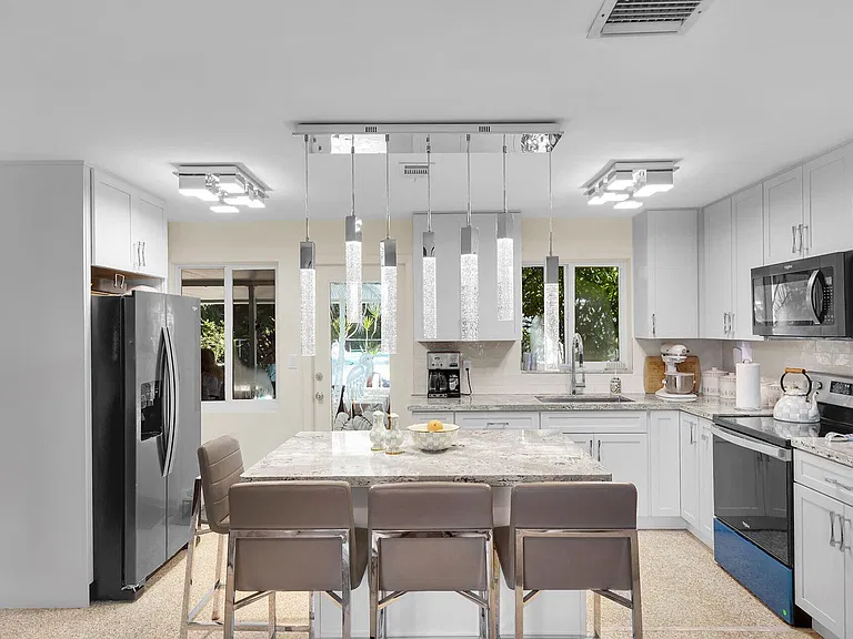 25 N Ocean Dr — Photo 2