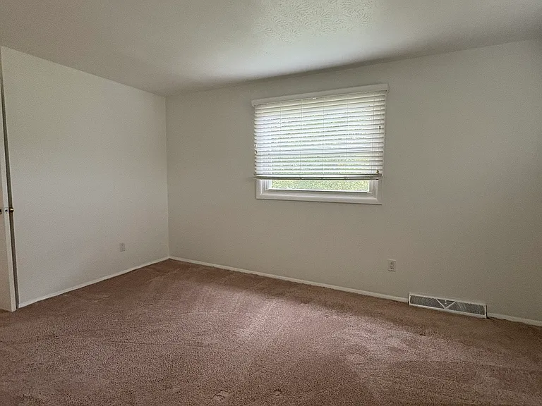 9237 White Oaks Cir — Photo 16