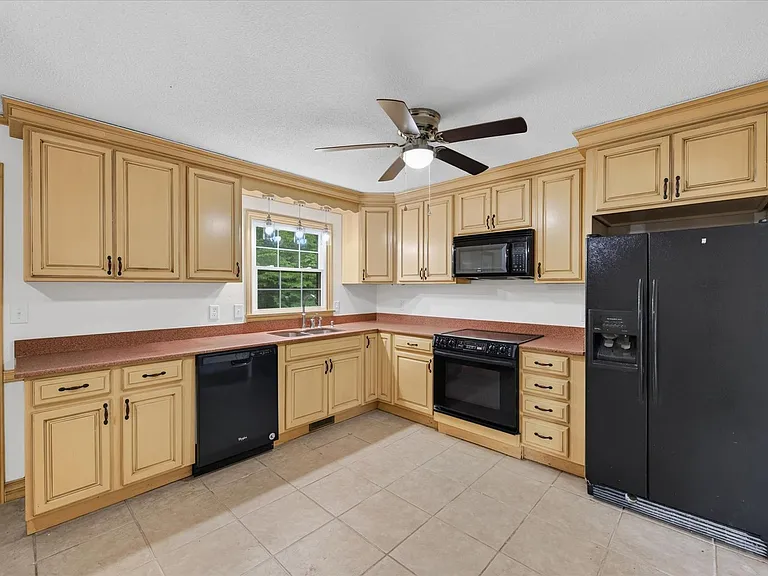 607 Granger Ln — Photo 12