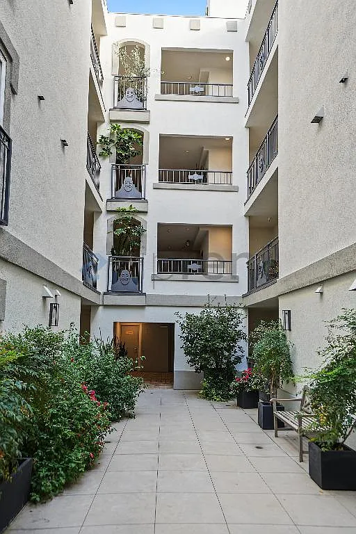 3 bed, 2.5 bath, 1990 sqft, $6,975 — Photo 3