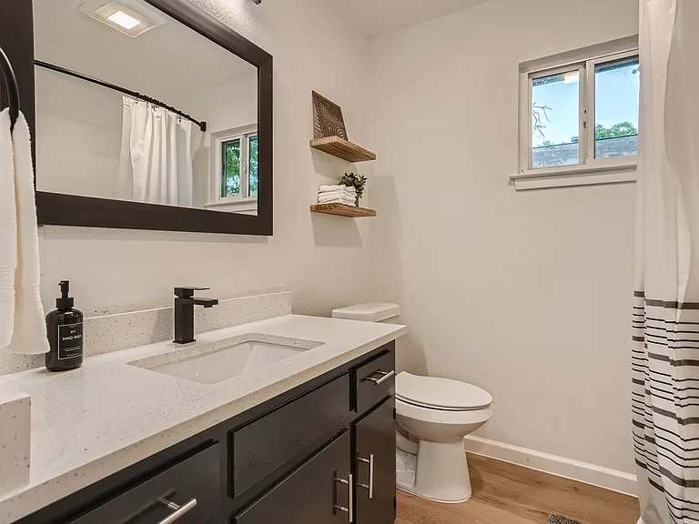 306 E Powell Ln — Photo 4