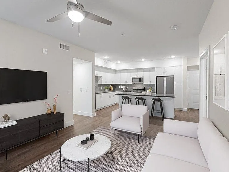Vernola Marketplace Luxury Apartments — Photo 4