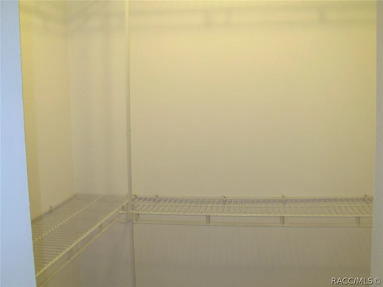 2507 W Oakland Ln — Photo 17