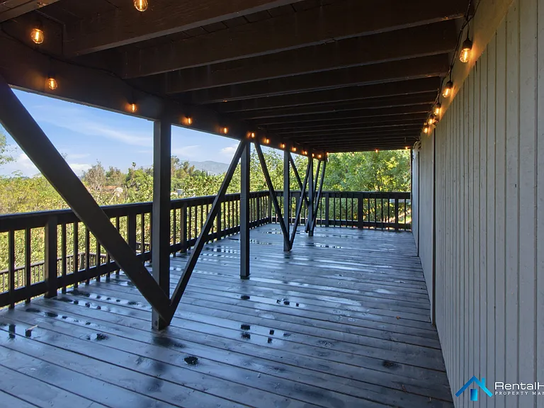 2433 Hines Dr — Photo 17