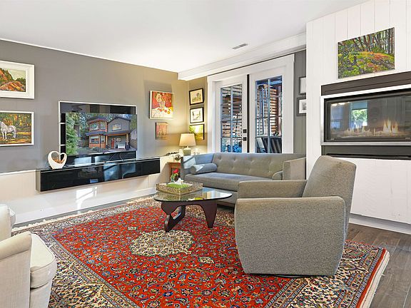 3rd image of 4990 Capilano Rd