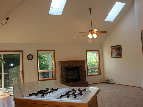 2nd image of 921 NE Creeksedge Dr