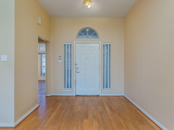 5th image of 944 N Meadow Cir