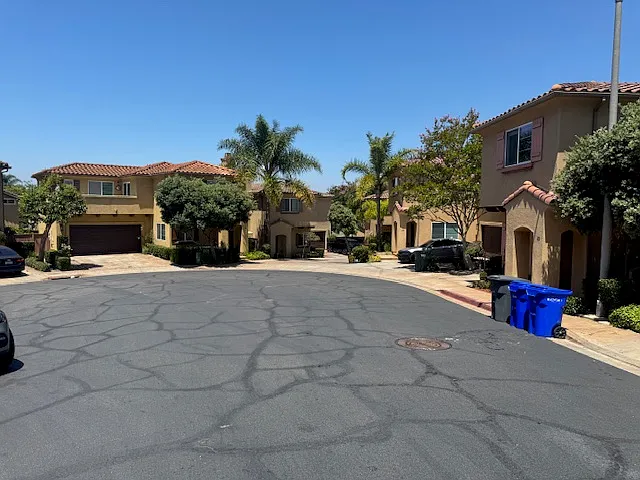 423 Village Ln — Photo 2