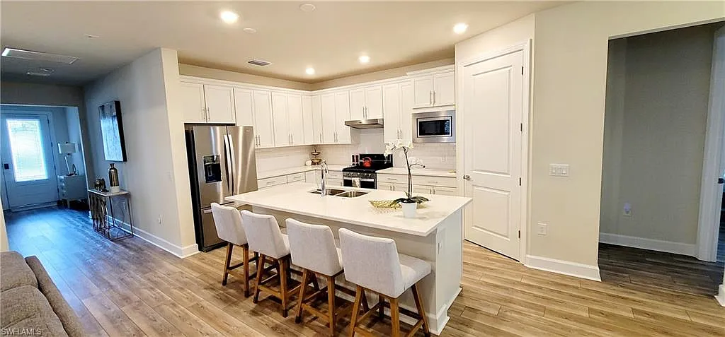 3 bed, 2.0 bath, 2084 sqft, $6,500 — Photo 3