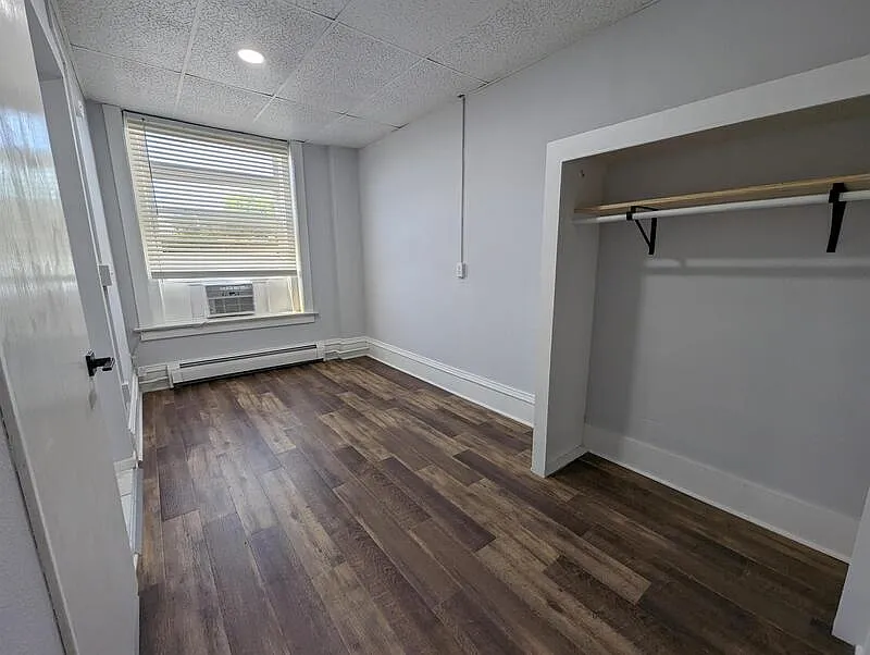Studio, 1.0 bath, 350 sqft, $595 — Photo 4