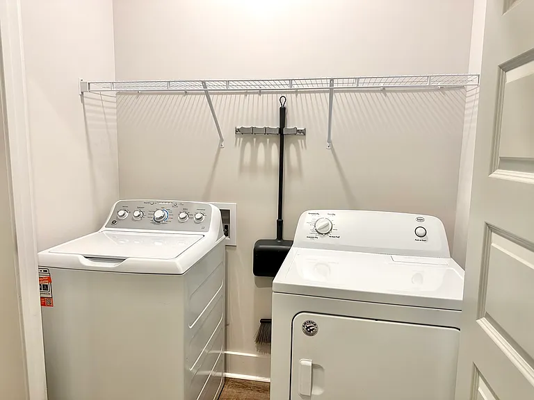 Washer/Dryer included