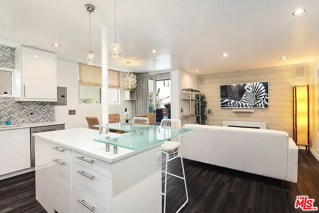 2 bed, 2.0 bath, 900 sqft, $5,900 — Photo 4