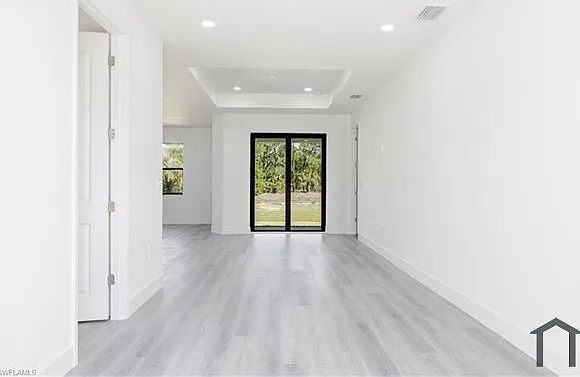 1137 Damen St E — Photo 8