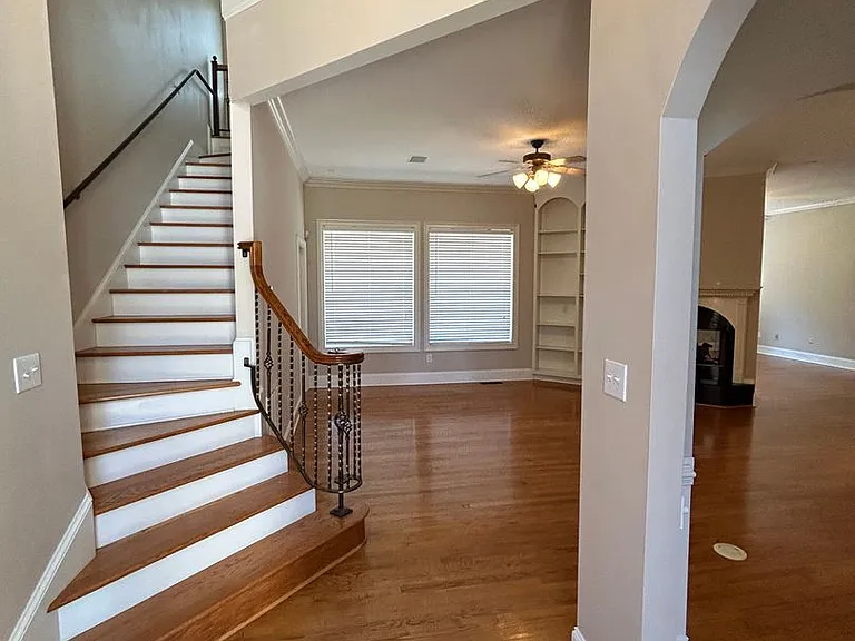 216 Rollingwood Cir NW — Photo 3