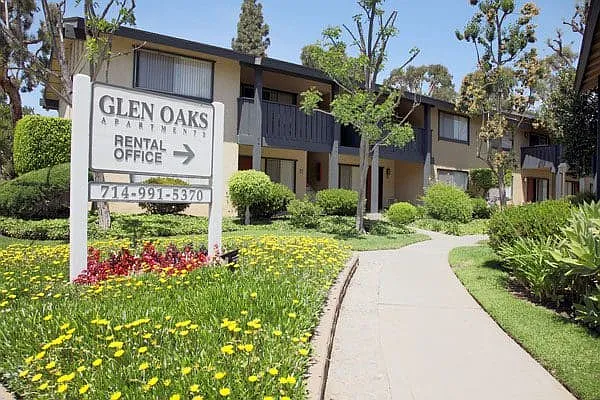 Glen Oaks Apartment Homes — Photo 12