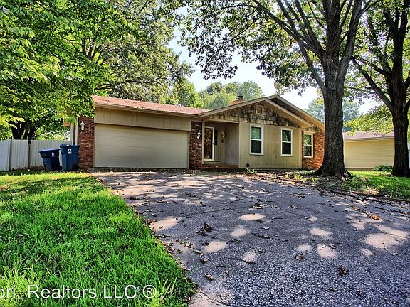 3rd image of 8 Dogwood Ln