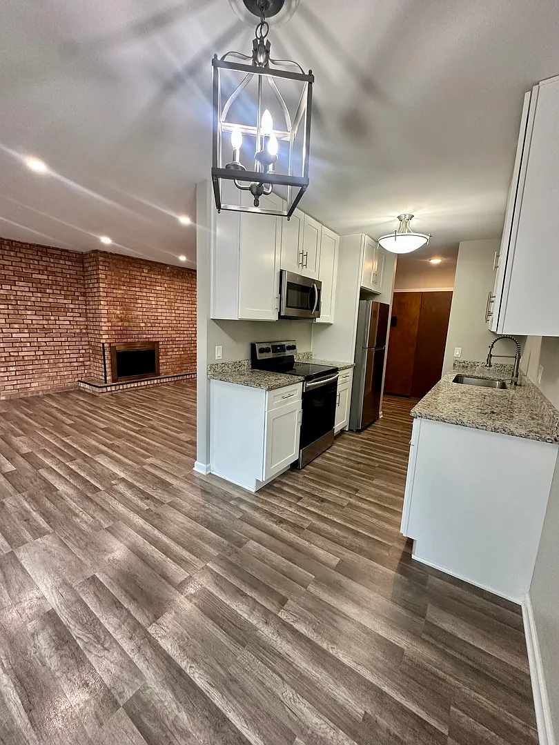 2 bed, 1.5 bath, 990 sqft, $2,400 — Photo 2