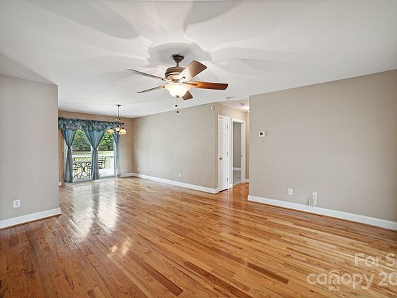 3rd image of 1643 Lenora Cir