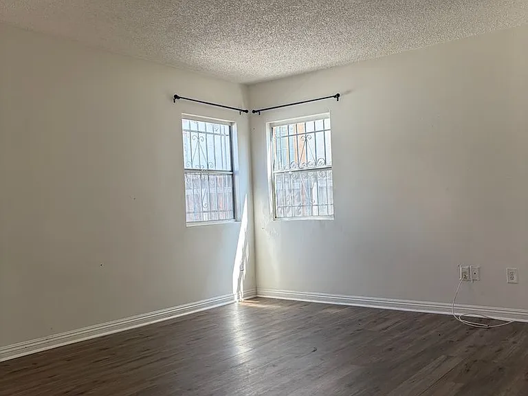 736 W Century Blvd — Photo 1