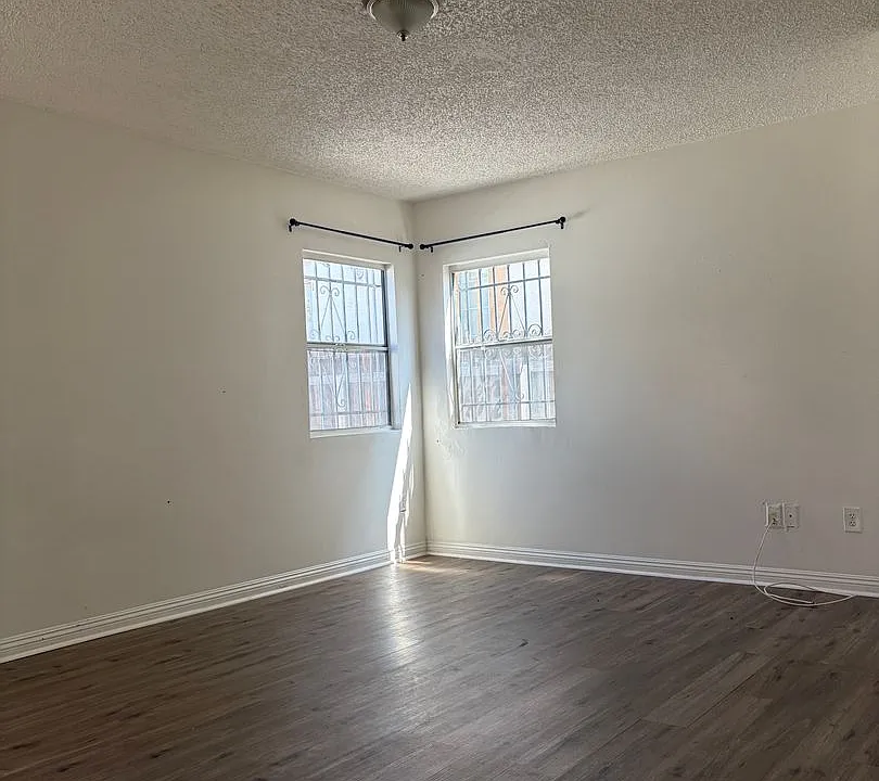 736 W Century Blvd